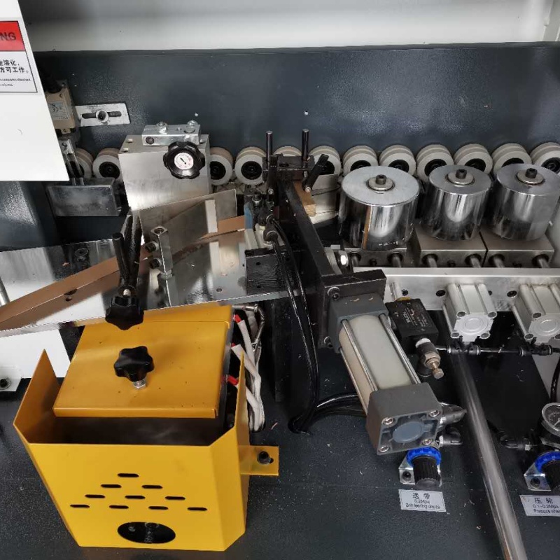 The difference between semi-automatic and fully automatic edge banding machines