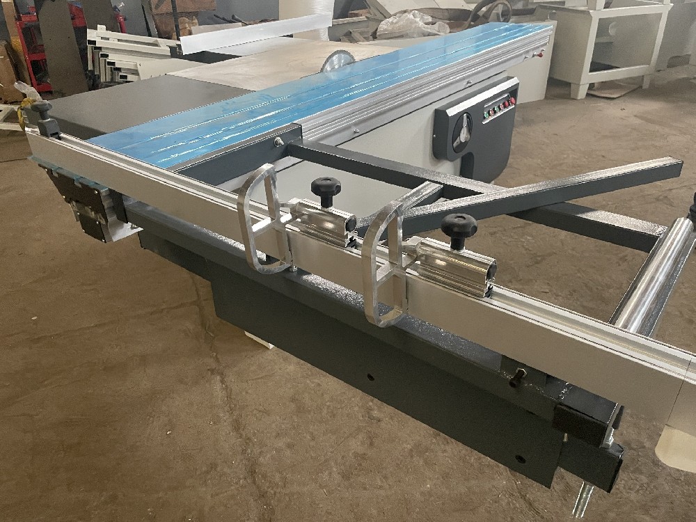 The application of push table saw in the furniture industry
